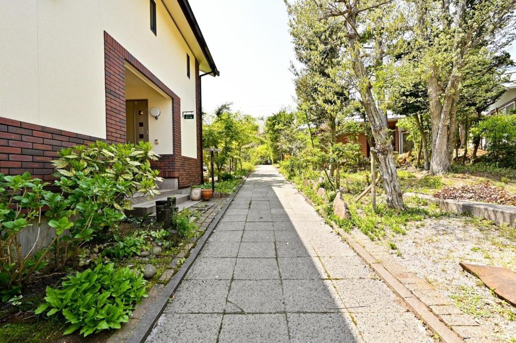 松江市Morinoka - Vacation STAY 43707v的房屋旁空的路边