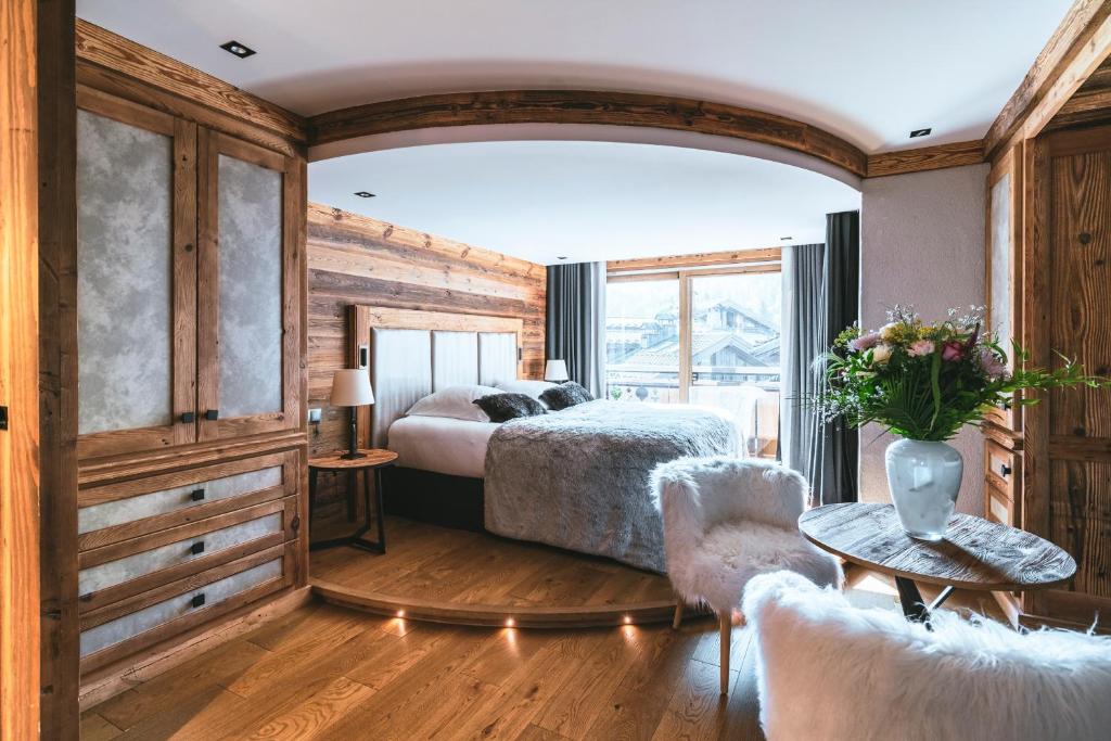 谷雪维尔白杨酒店的一间卧室设有一张床和一个大窗户