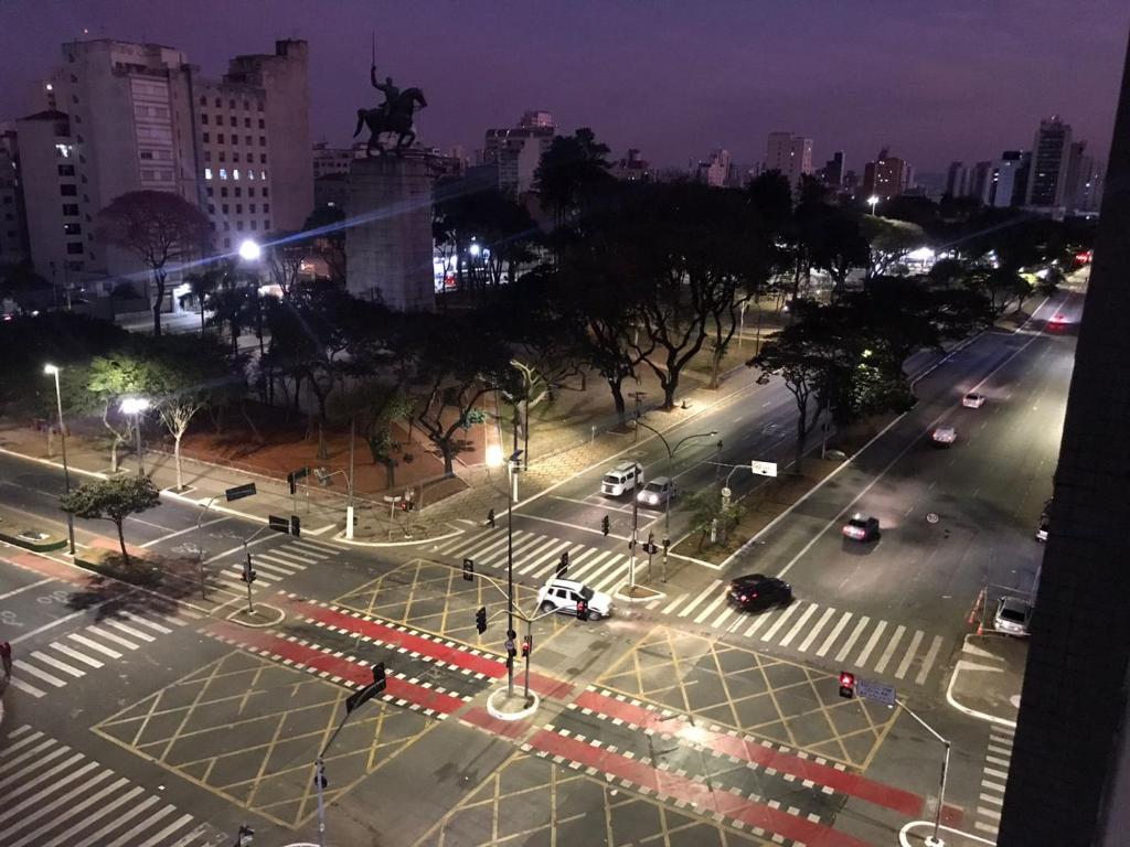 圣保罗Estúdio 73的夜间有车和灯的城市街道