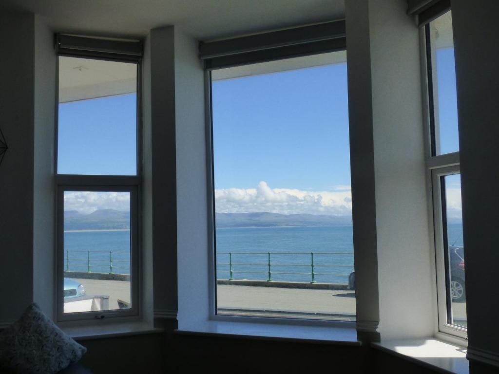 克里基厄斯Cadair Idris的客房设有3扇窗户,享有海景。