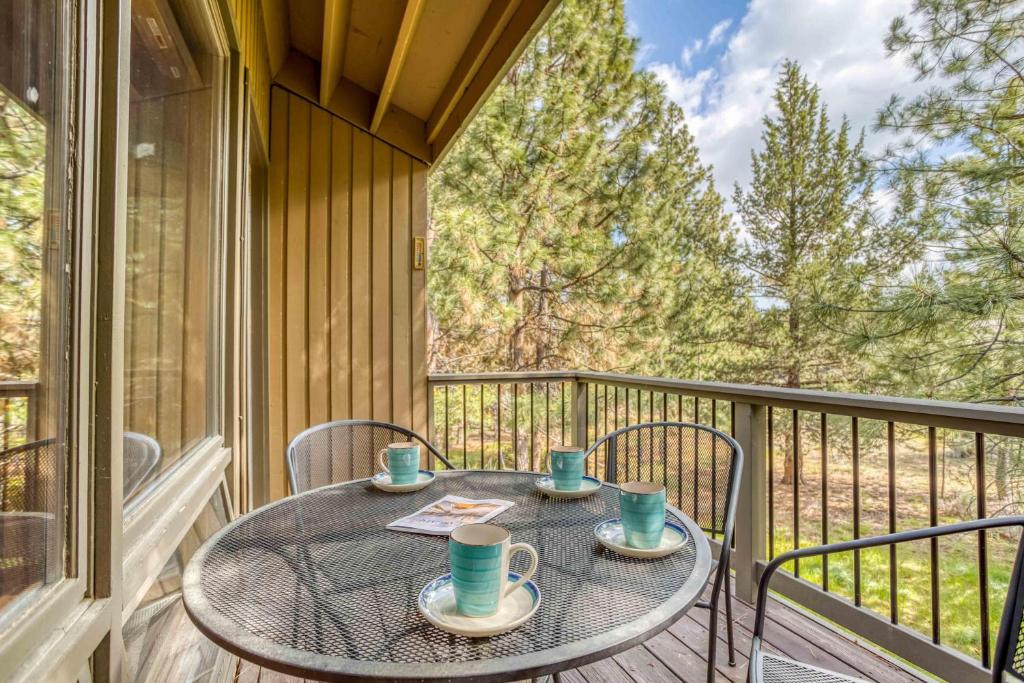 本德Ski House 245的阳台配有桌子、杯子和椅子
