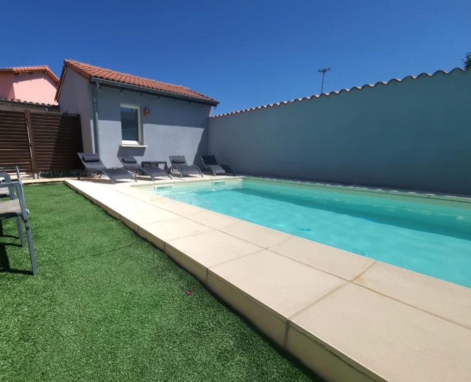 克莱蒙费朗Maison individuelle avec sa piscine privée的一座房子旁的院子内的游泳池
