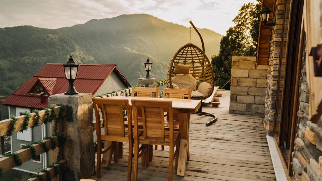 ArdeşenOrca Bungalows的阳台上的木制甲板上配有桌椅