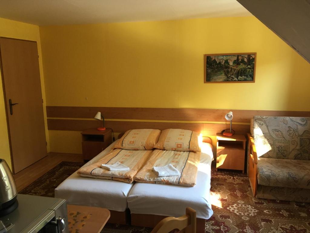 特尔乔夫Chalupa pod lipami的酒店客房,配有两张床和椅子