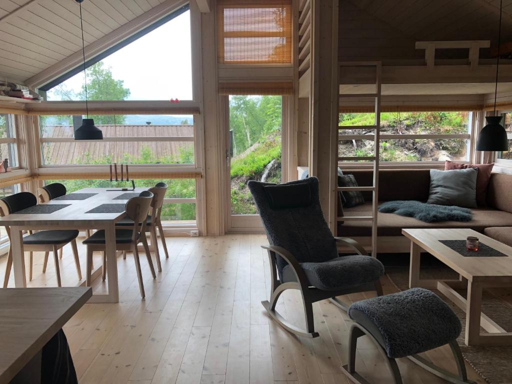 弗洛Hytte på Sørbølfjellet的客厅配有沙发和桌椅