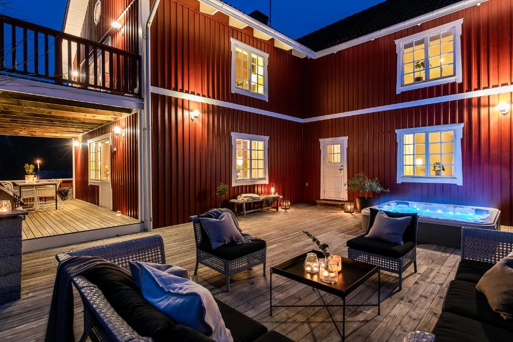 ÅmmebergCharming Villa at Askersund Golf Resort的客厅设有天井和热水浴池。