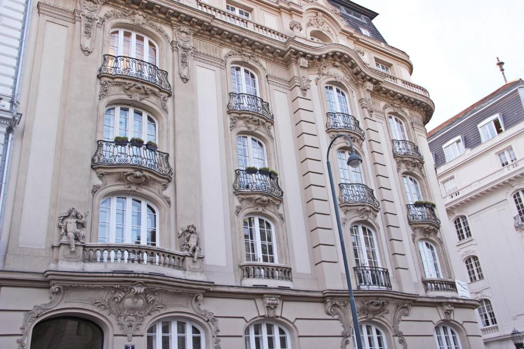 维也纳博物馆膳食公寓酒店的一座带阳台的大建筑