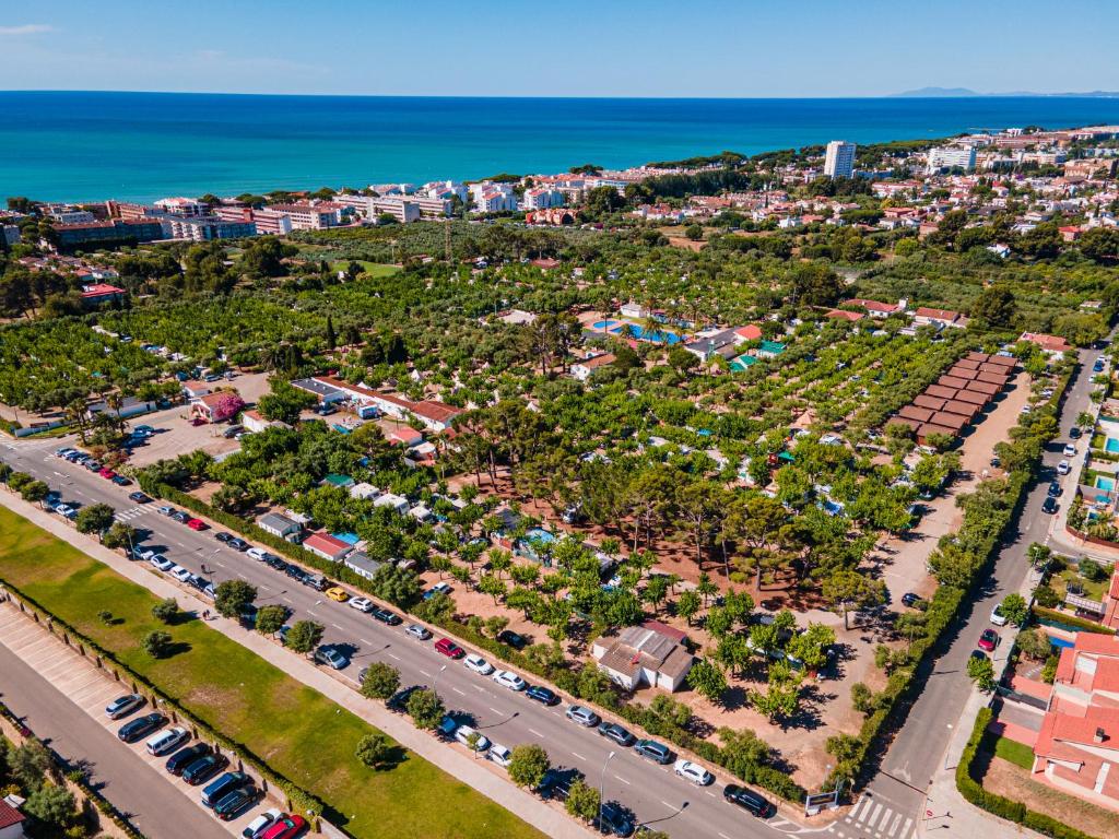 坎布里尔斯Camping Cambrils Caban的享有度假胜地的海洋美景