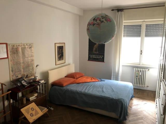 米兰camera in via Tolstoi的一间卧室配有一张床,墙上挂着一个气球