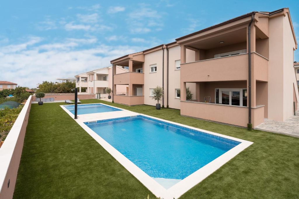 利纳迪奇Apartmani Villa Ruby的房屋前游泳池的图像