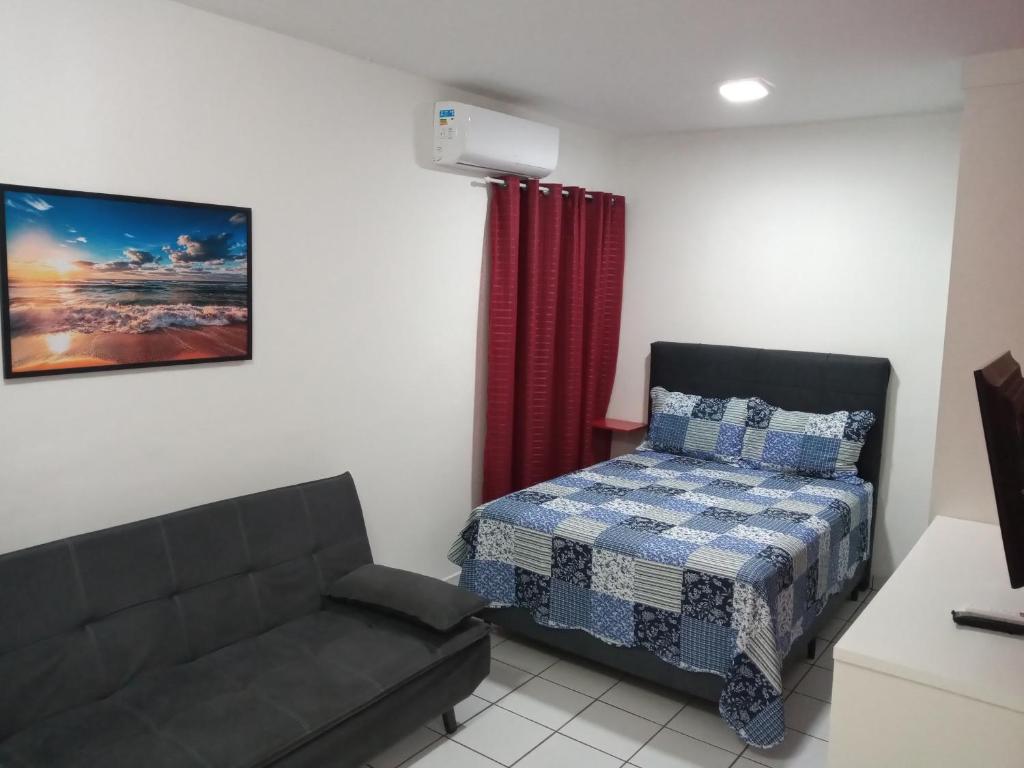 桑托斯Sala living na Av da Praia.的客厅配有床和沙发