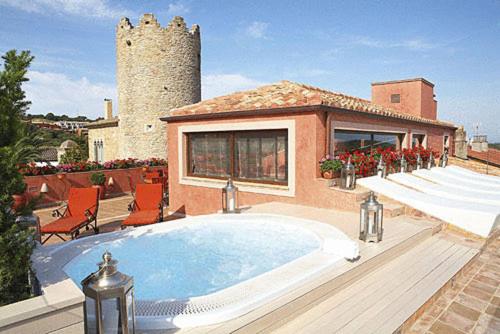 巴古尔萨卡尔马酒店的一座房子,在庭院里设有一个大型游泳池