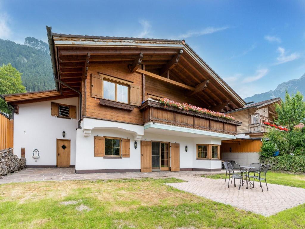 毛拉赫Charming holiday home in Maurach am Achensee的山间房屋 - 带天井