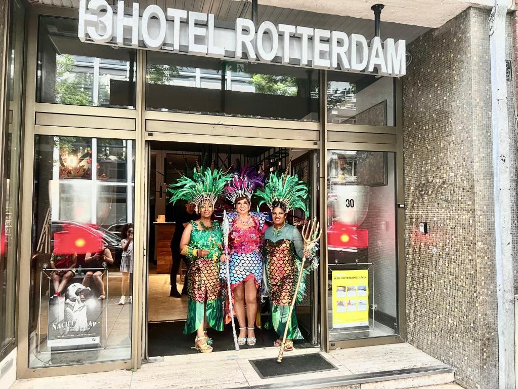 鹿特丹H3 Hotel Rotterdam City Center的站在商店橱窗前的三名妇女