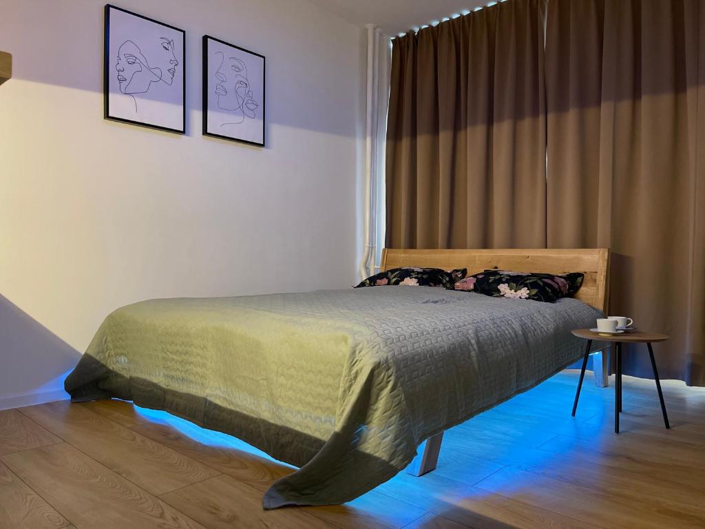 霍穆托夫ne-doma的一间卧室配有一张床和一张桌子