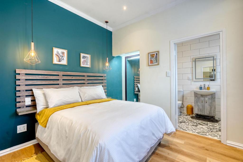 德班Hampton Collection - Stylish 3 Sleeper Apartment with Pool的一间带大床的卧室和一间浴室