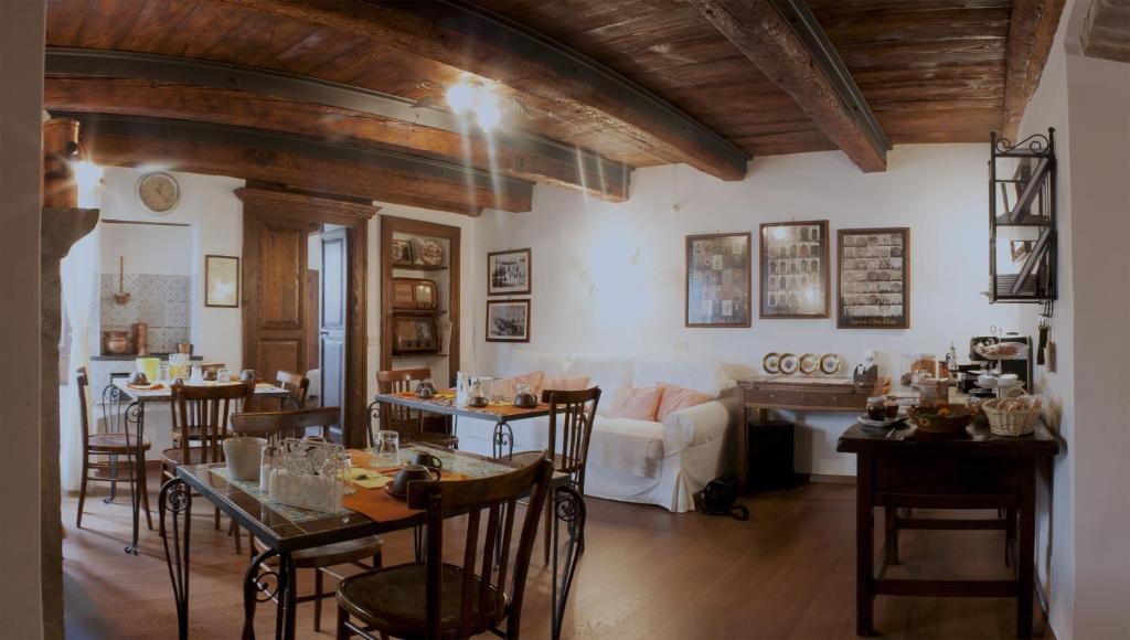 阿尼奥内Il Tomolo的客厅配有桌椅和沙发