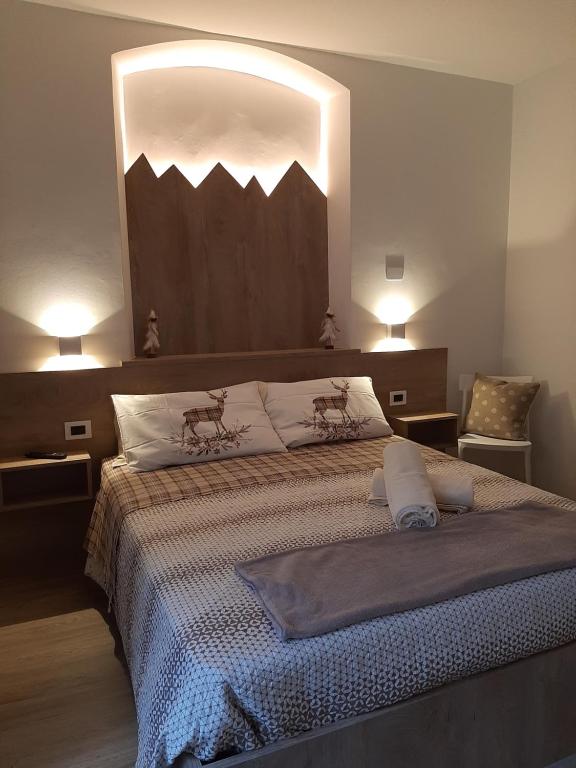 平佐洛PERNICI MOUNTAIN HOUSE的一间卧室配有一张大床和两个枕头
