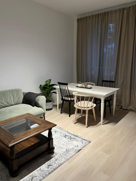 莱比锡LE-Host的客厅配有白色的桌子和椅子