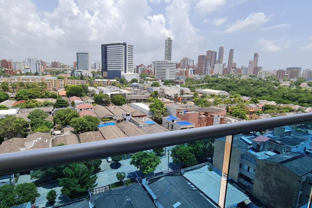 巴兰基亚Espectacular Penthouse dúplex bien equipado的从大楼的阳台上可欣赏到城市景观