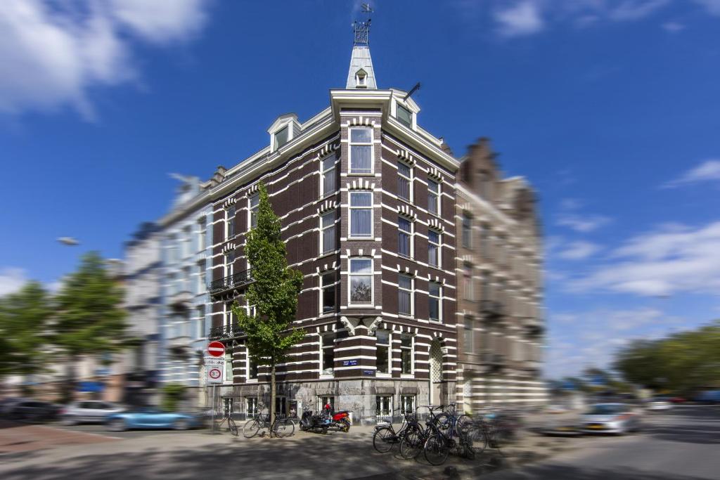 阿姆斯特丹377号旅馆的一座高大的建筑,前面有自行车停放