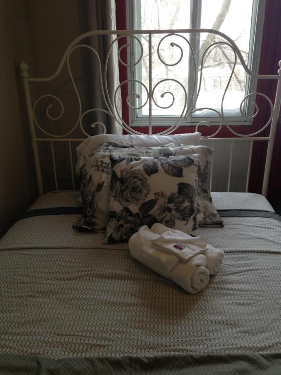 蒙特利尔Montreal Downtown Suite的靠窗的床上毛巾