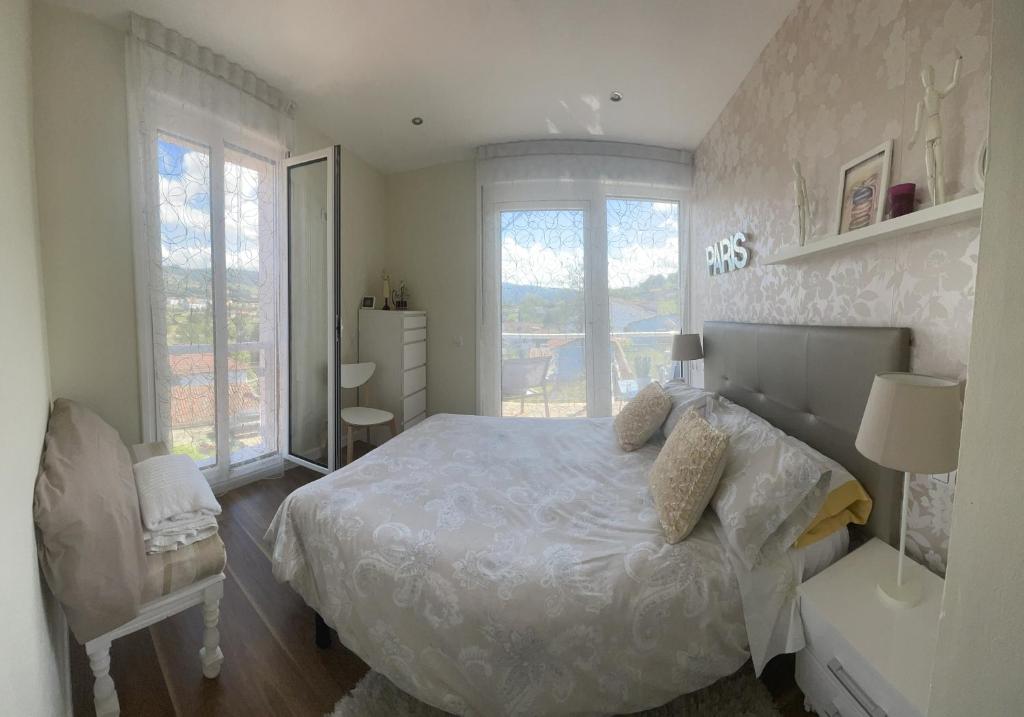 格拉多Vistalegre78的白色的卧室设有床和窗户