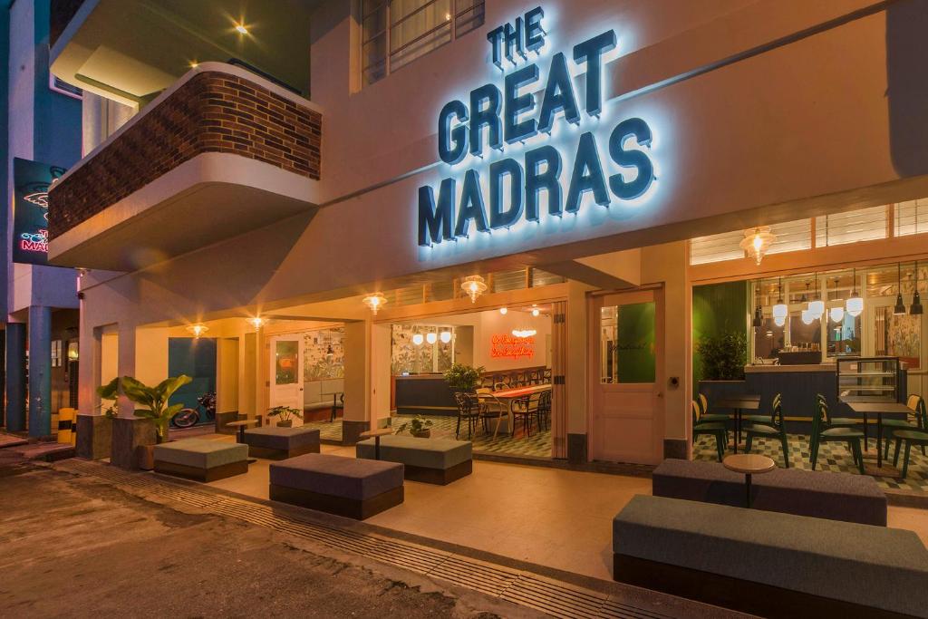 新加坡The Great Madras by Hotel Calmo的一间有标志读过大 ⁇ 头的餐厅
