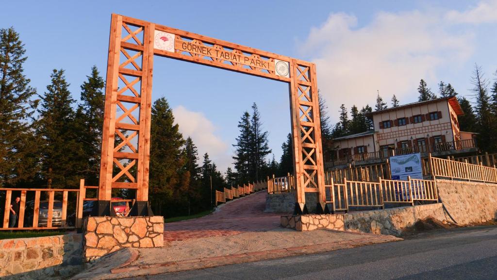 特拉布宗GÖRNEK TABİAT PARKI的一座建筑物前方道路上的桥梁