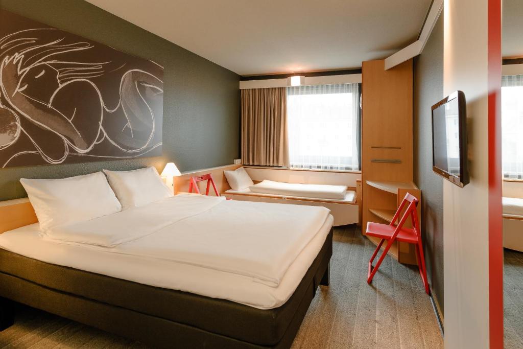 维也纳维也纳市宜必思酒店的配有一张床和一把椅子的酒店客房