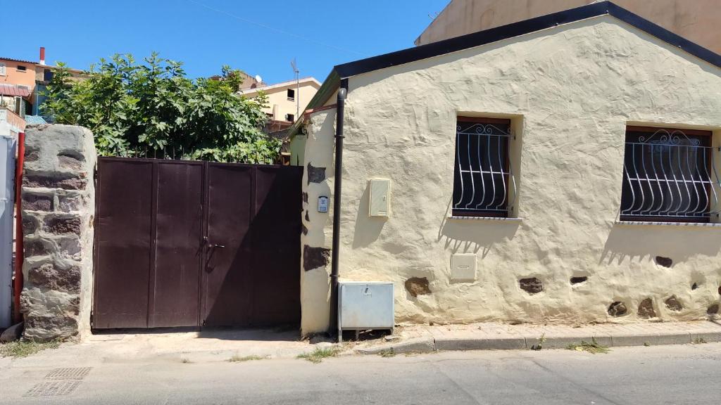 卡尔博尼亚Sa Domixedda的一座建筑,有棕色的门和门