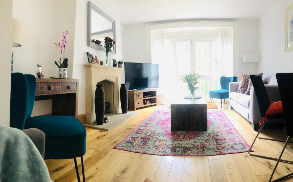 伦敦2 Bedroom Apartment close to Camden Town的客厅配有沙发和桌子