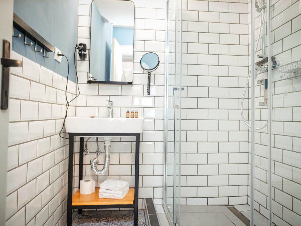 弗格拉什CASA HINTZ Transilvania的白色的浴室设有水槽和镜子
