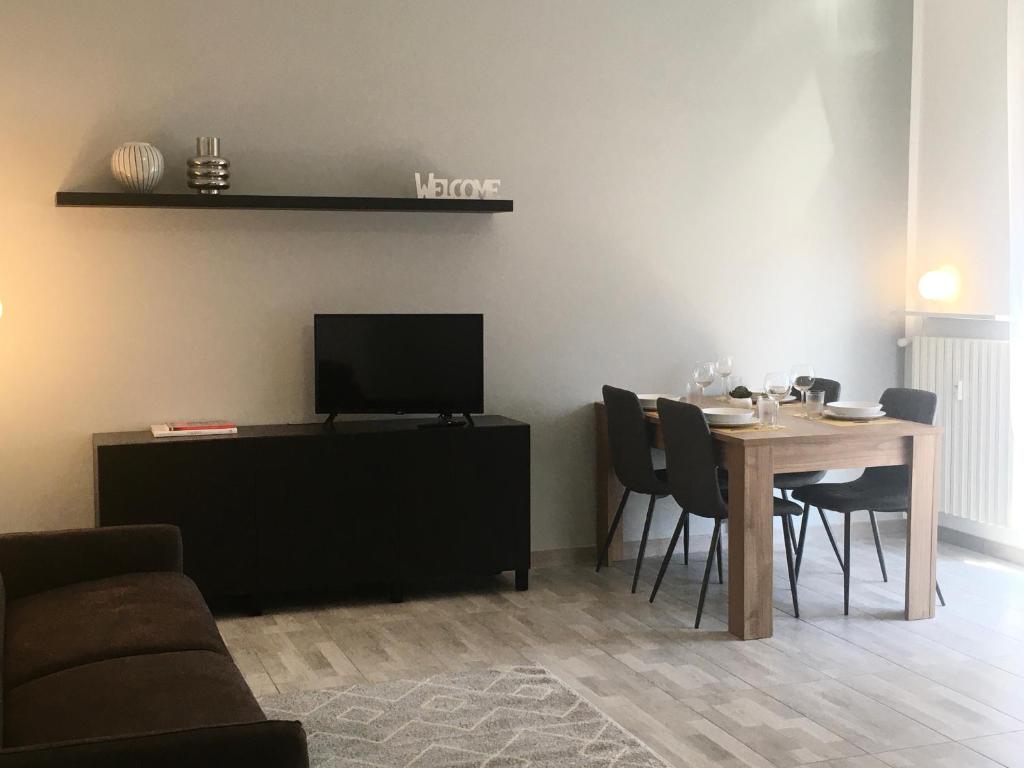 维罗纳Casa di Babi的客厅设有餐桌和电视