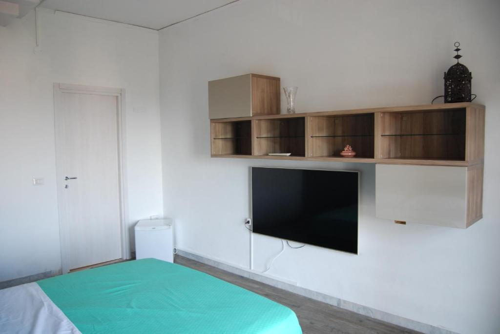 那不勒斯Sognando Positano的一间房间,内设一张床和一台电视机