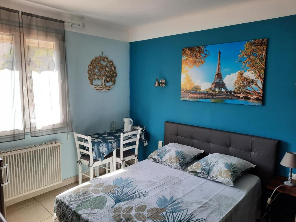 佩皮尼昂Chambre privée climatisée chez particulier, WIFI proche du Grand St Charles的一间卧室配有一张床,享有艾菲尔铁塔的景色