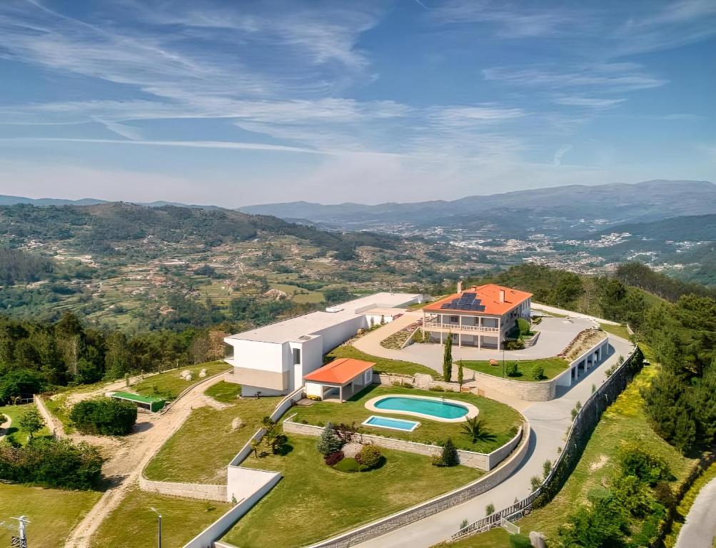 蓬蒂-达巴尔卡Hotel Cotto do Gatto的享有带游泳池的房屋的空中景致