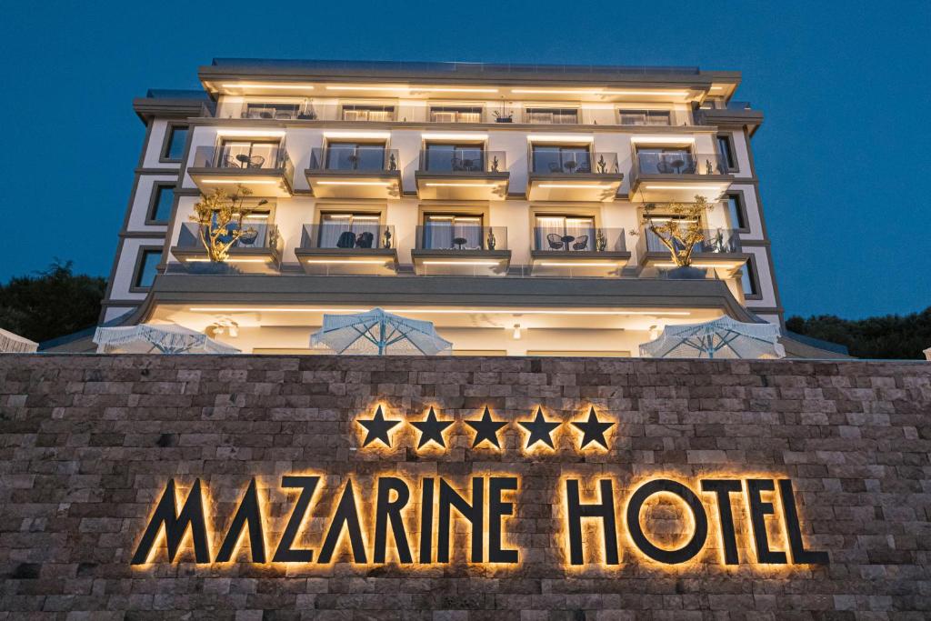 伏罗拉Mazarine Hotel, Vlorë, Albania的前面有一个标志的大型酒店