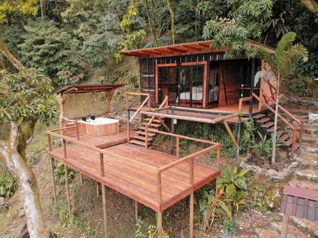 比亚维森西奥Waira Eco Lodge的树林中带甲板的小房子