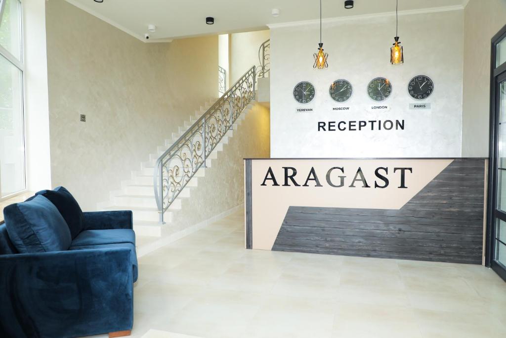 塞凡ARAGAST HOTEL & BREWERY пивоварня的带有阿根廷尊重的标志的大堂