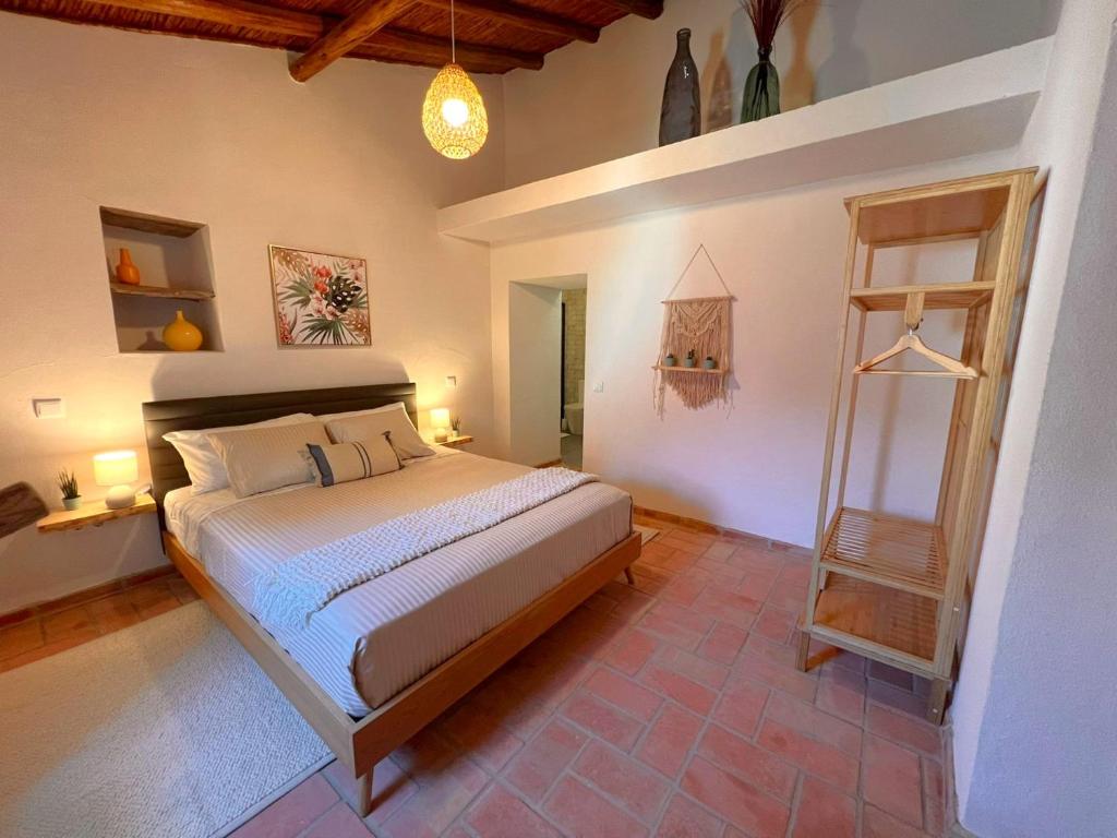 法鲁Vila Lobo Algarve的一间卧室设有一张床和梯子
