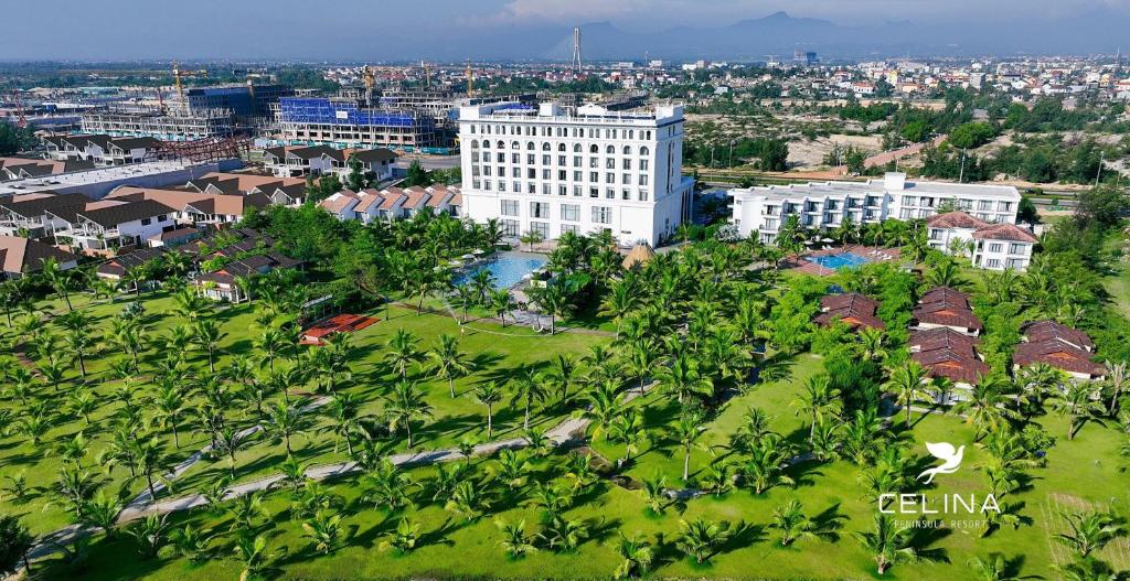 洞海Celina Peninsula Resort Quảng Bình的城市的空中景观,建筑和树木