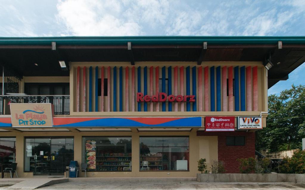 圣胡安RedDooorz @ Laiya Vivo Hotel Batangas的一间商店,上面有红色的门标