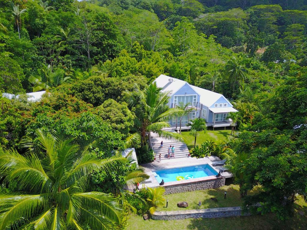 马埃岛Red Coconut Self-Catering的享有带游泳池的房屋的空中景致