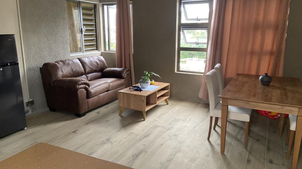 路易港City Apartments的客厅配有沙发和桌子
