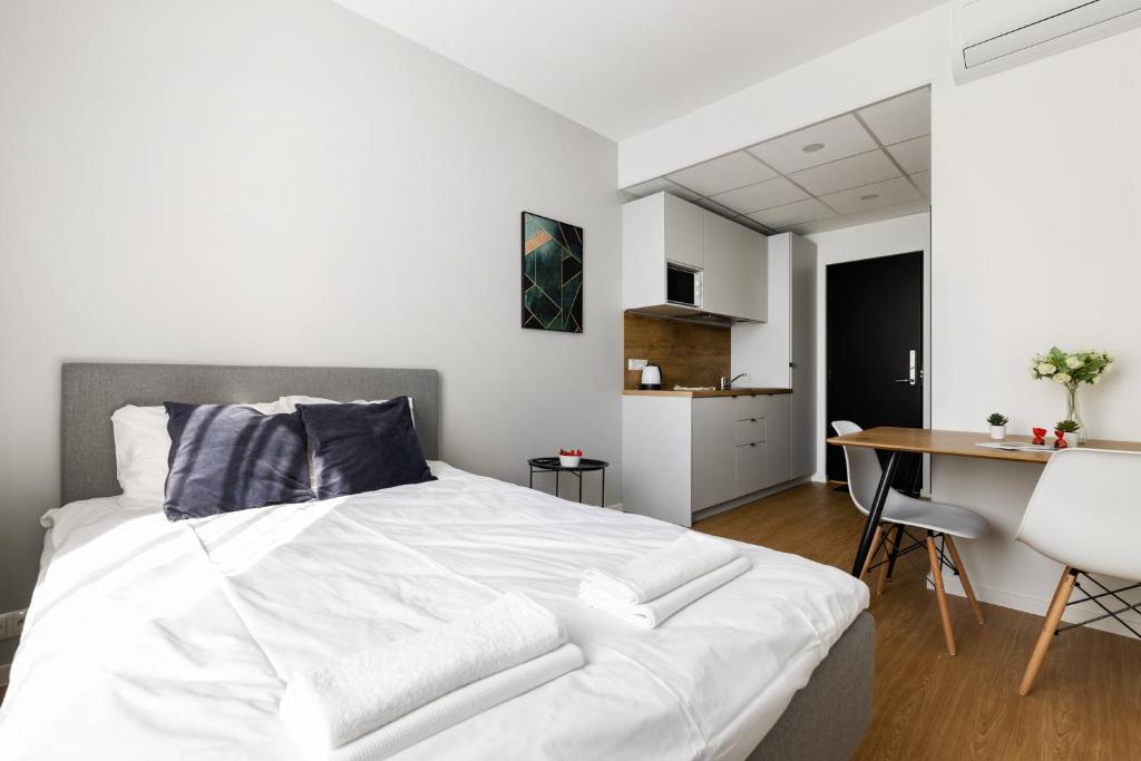 塔林Bright Residences in Tallinn Center by EasyRentals的卧室配有一张白色大床和一张书桌