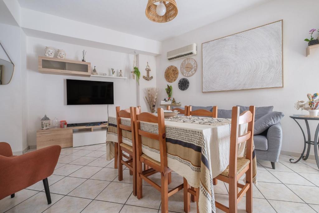 奥利韦里La Marchese home的厨房以及带桌椅的用餐室。