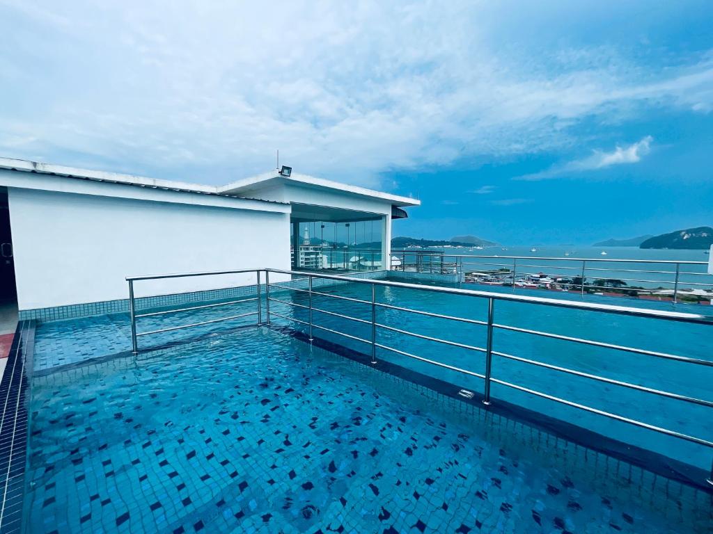 瓜埠Langkawi Simfoni Beliza Apartment with Sky Pool by Zervin的建筑物屋顶上的游泳池