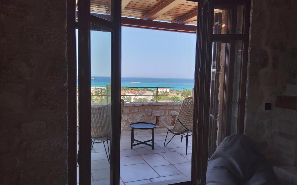 艾拉方索斯Harmony Seaview Villas In Elafonisos的客房设有海景阳台。