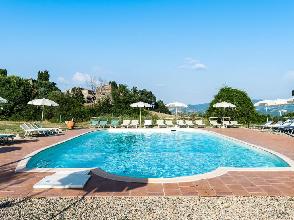 Casa MontacutoApartment Borgo Cerbaiola-2 by Interhome的一个带椅子和遮阳伞的大型游泳池